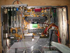 ..und das Mobo von oben. Die Kabel, die Karten und die CPU sind alle schön Heißgeklebt das ja nix wackelt.